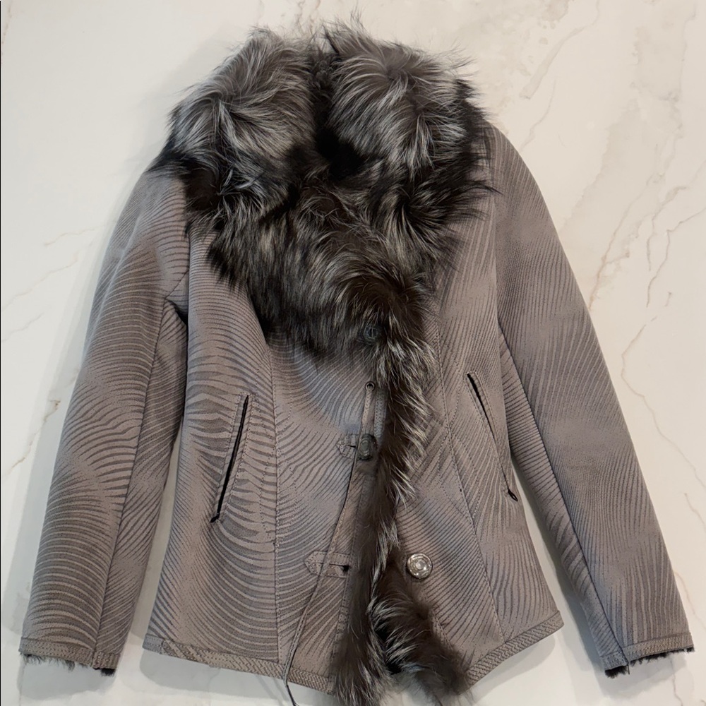 DiFerroni shearling short coat with a real fox fur collar . Fits XS and S.